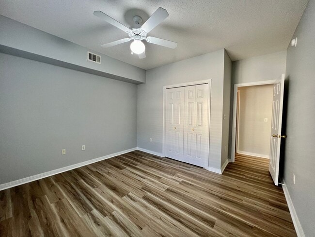 Building Photo - Charming Unit Close to the Pool!