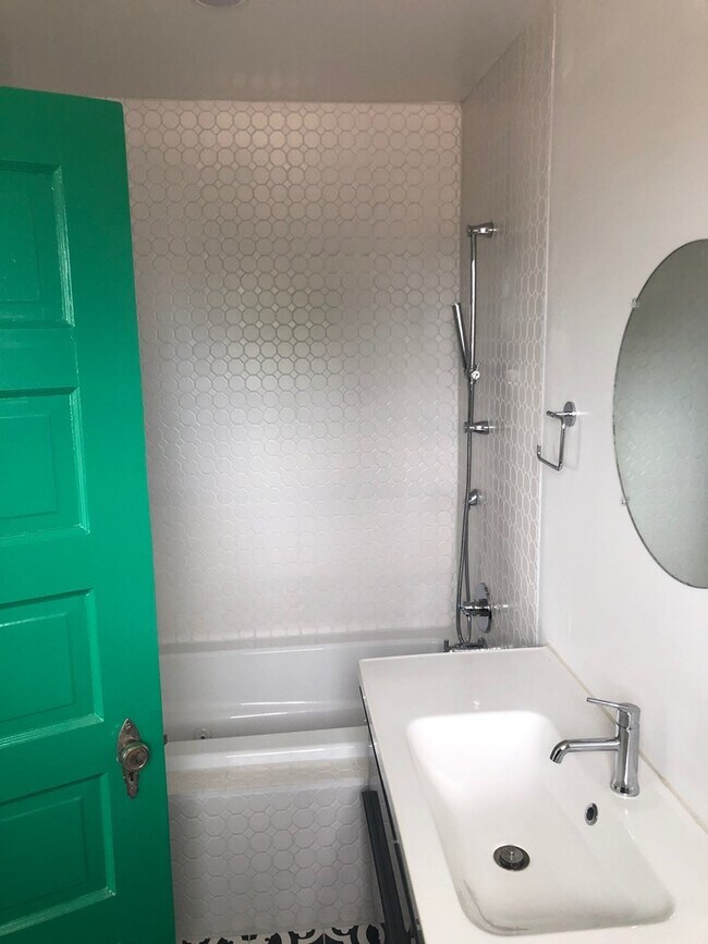 Building Photo - 120 N Austin St