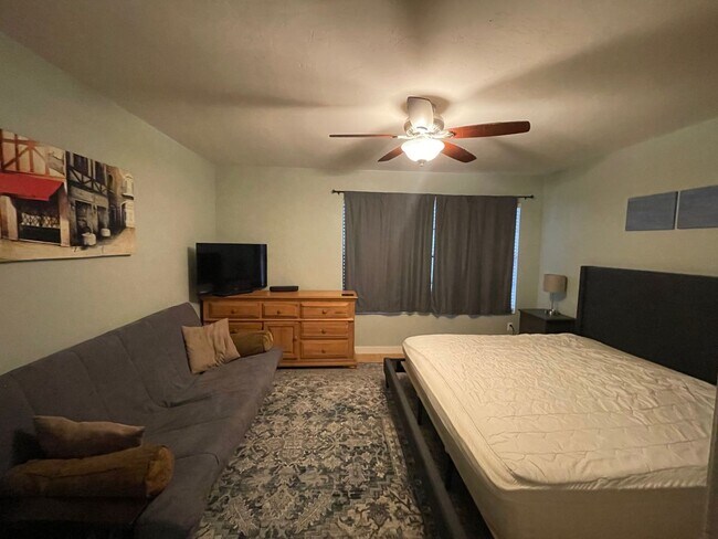 Building Photo - Beautifully Furnished 2/1.5 in Haystacks