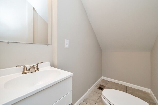 Building Photo - Beautifully Renovated 4BR/2.5BA with Large Yard in Graysville