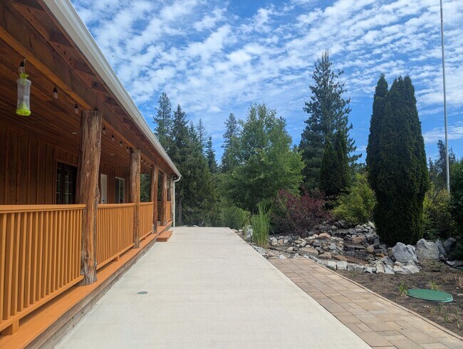 Building Photo - Spacious 4BR Home Near Sacheen & Davis Lake