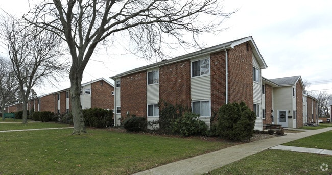 Primary Photo - Lloyd Manor Apartments