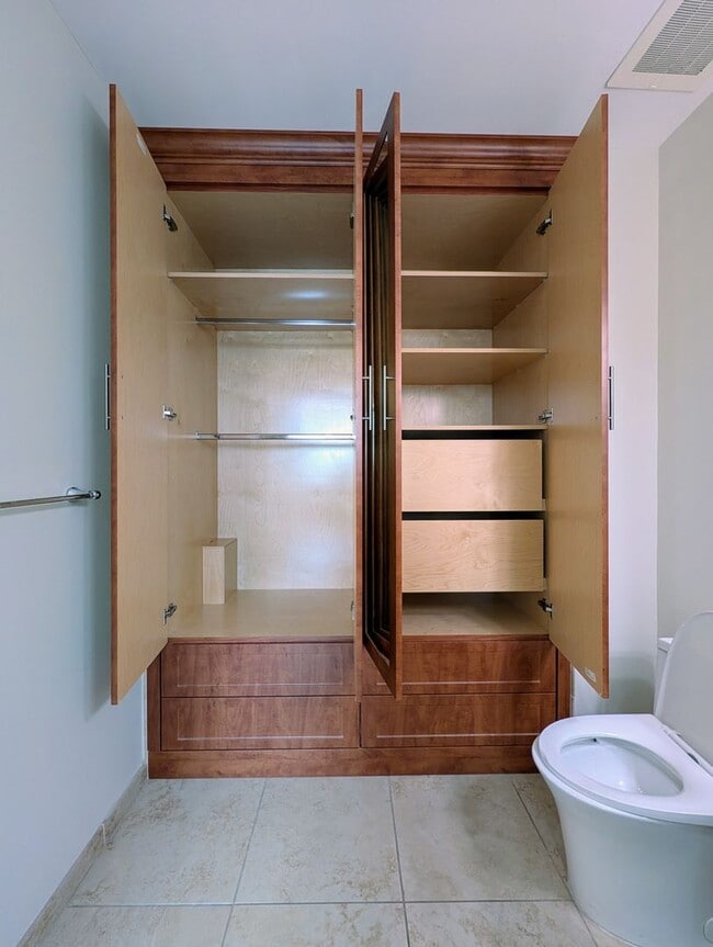 Building Photo - Modern 1BR/1BA Condo with 2 Parking Spaces – Prime Coral Gables Location