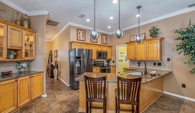 Building Photo - Beautifully updated Pool Home!!