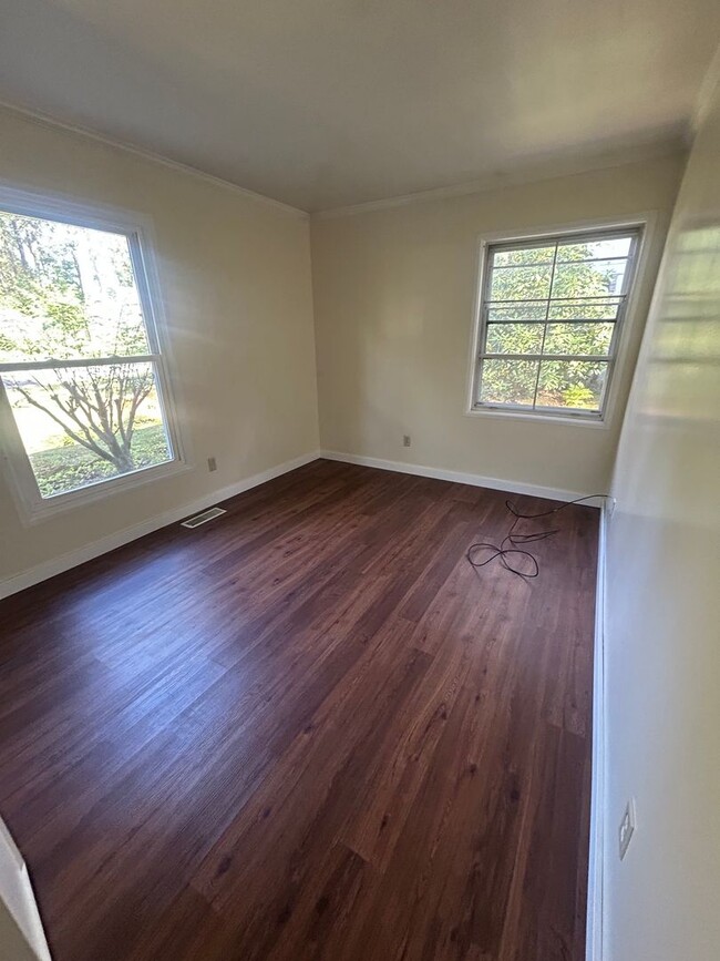 Building Photo - 3 bedroom, 2 bath Ranch House