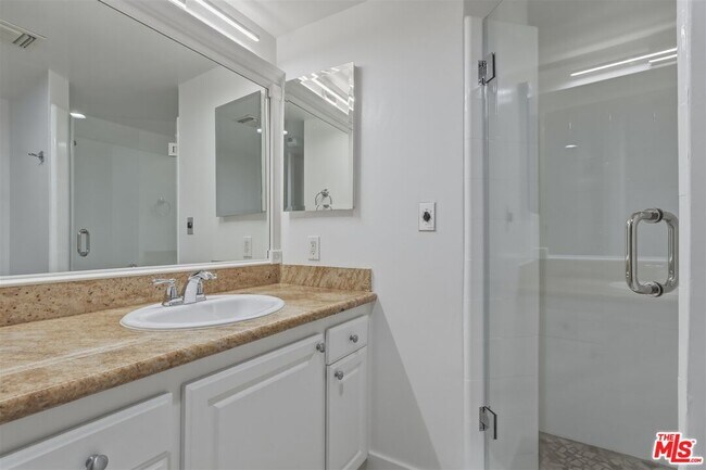 Building Photo - 435 N Oakhurst Dr