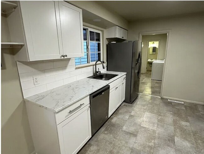 Building Photo - Bench Location Just Minutes to Downtown and BSU!