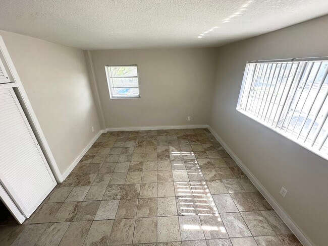 Building Photo - 2-Bed, 1.5-Bath Huge Apartment in the Heart of Miami Gardens!