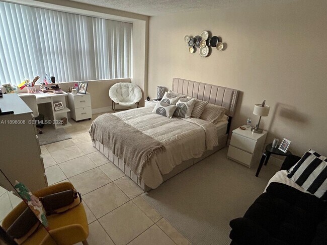 Building Photo - 7545 E Treasure Dr