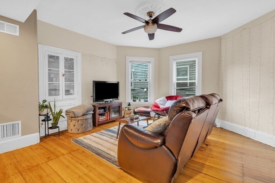 Building Photo - 5 Sachem St