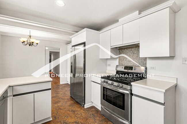 Building Photo - Spacious Home with Fenced Yard and Washer/Dryer