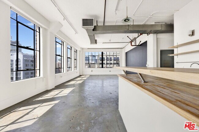 Building Photo - 315 E 8th St