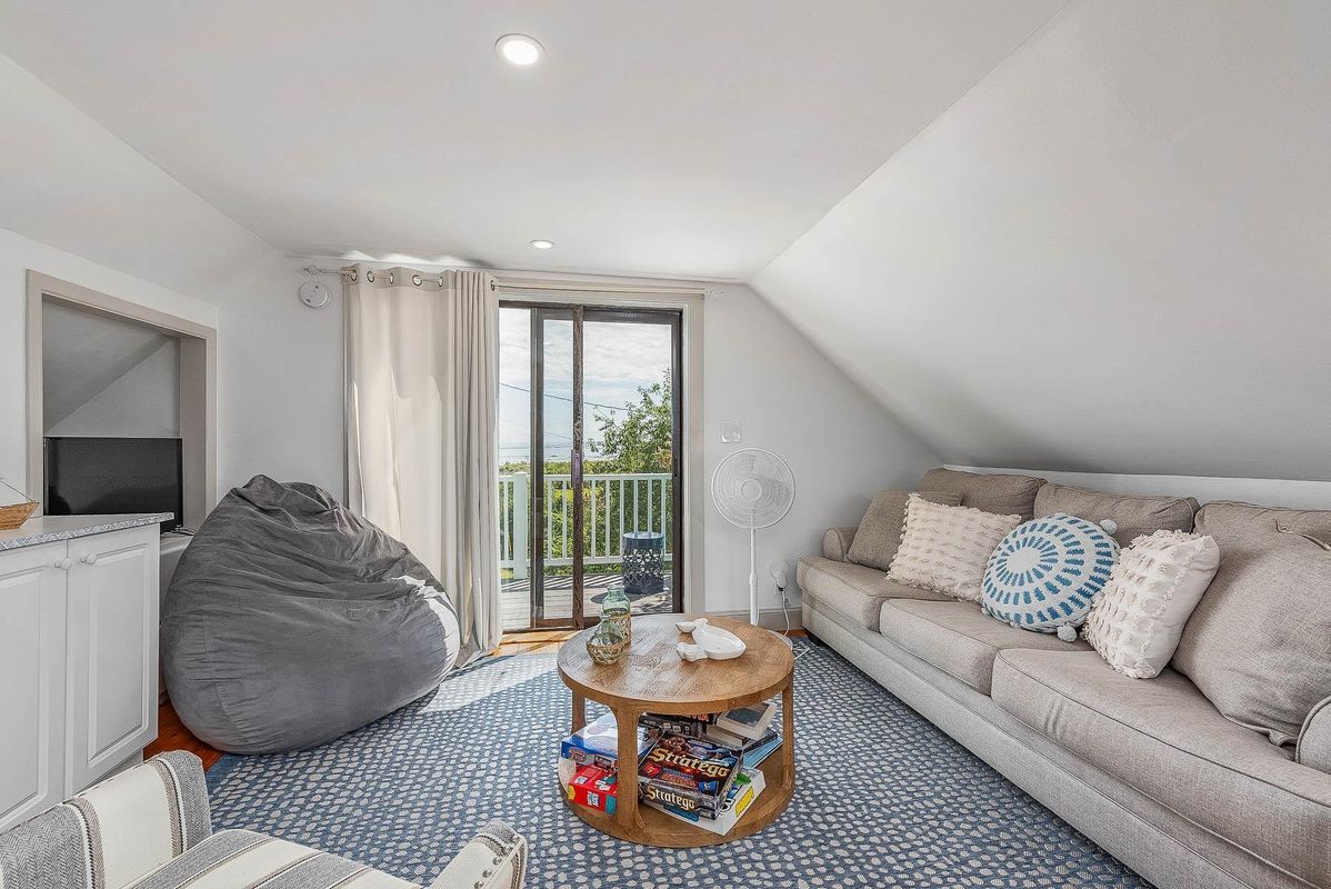 Building Photo - 1497 Ocean, Unit #1 Carriage House