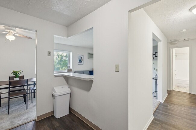 Building Photo - 5556 Broadview Rd