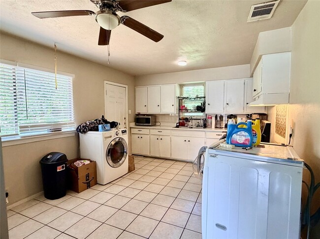 Building Photo - 1412 Oakwood Dr