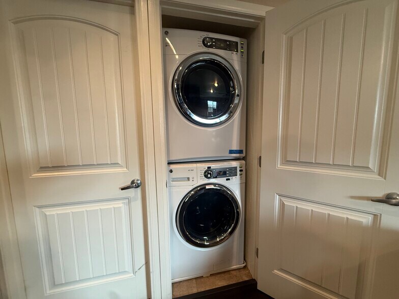 Building Photo - 6927 Amherst St