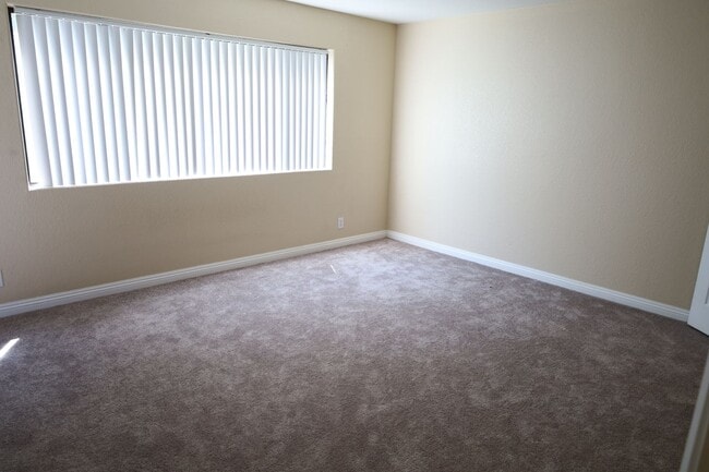 Building Photo - 2 Bedroom 1 Bathroom Centrally Located 1st Floor Condo in Gated Community!