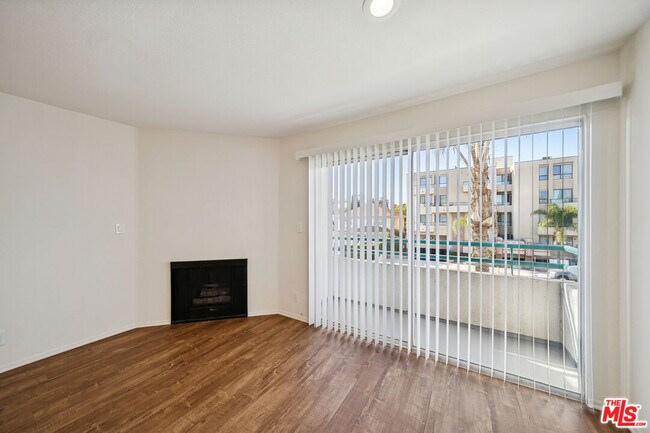 Building Photo - 870 Crenshaw Blvd