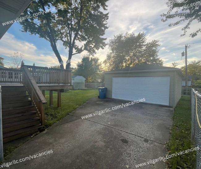 Building Photo - This is your forever home! 5 spacious bedr...