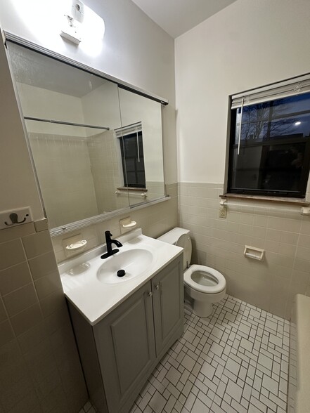 Building Photo - 1747 E 2nd St