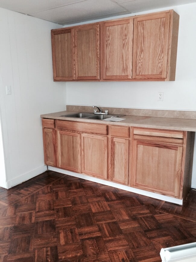 Building Photo - 2nd Floor 3 Bedroom Apartment-East End of York City!
