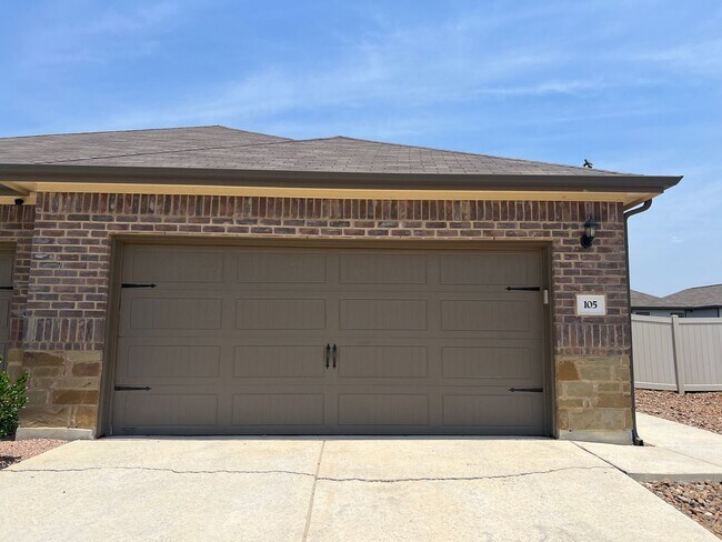 Building Photo - Luxury 3/2 duplex in great New Braunfels N...