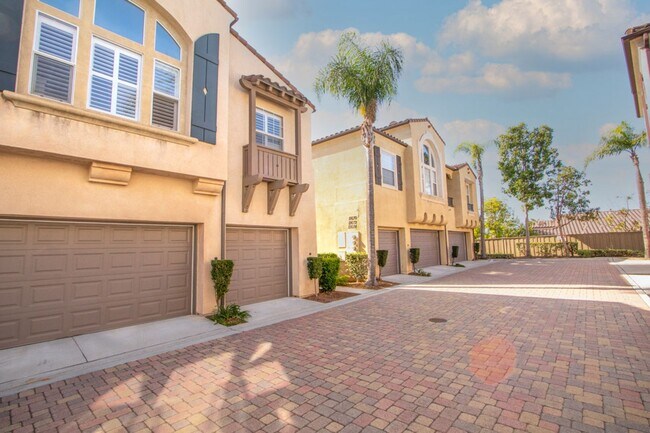 Building Photo - Beautiful 2 Bedroom / 2 Bath Condo in Desi...