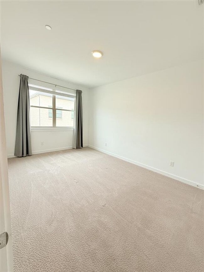 Building Photo - AVAILABLE NOW -Stunning 3-Bedroom Townhome Overlooking Greenbelt in Plano ISD 600 Collier Drive