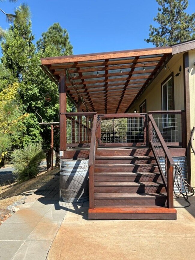 Building Photo - 2040 Upper Black Rock Rd