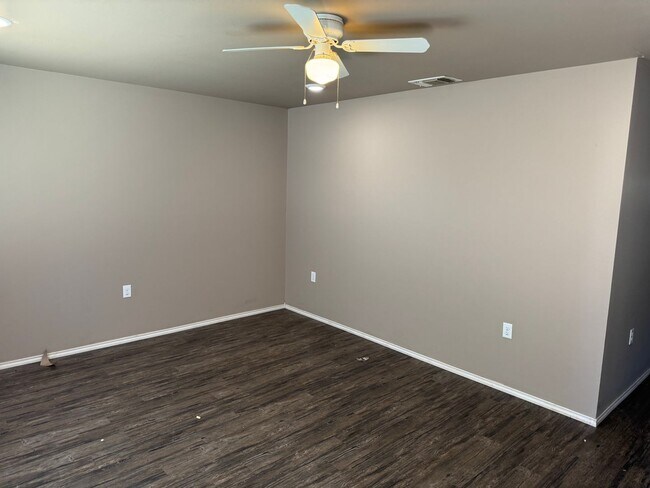 Building Photo - FENCED BACKYARD*Move in SPECIAL*Section 8 approved*