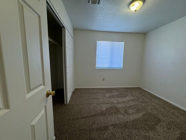 Building Photo - 3BR Duplex with gated yard and Garage