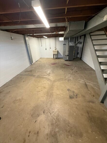 Building Photo - 9550 Struthers Rd