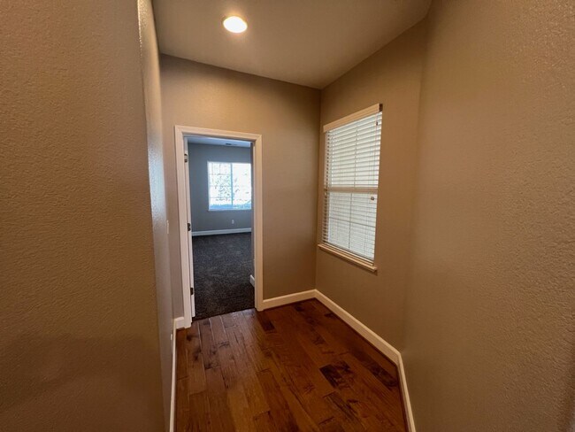 Building Photo - 4 bedroom home with 3 car garage in Patterson!