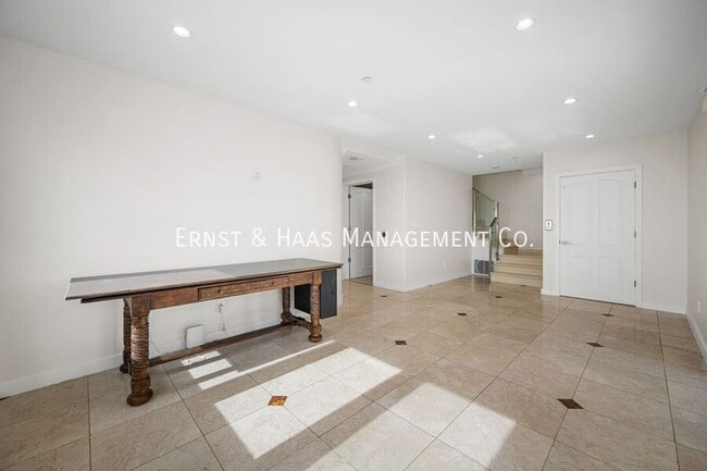 Building Photo - 1724 Bluff Pl