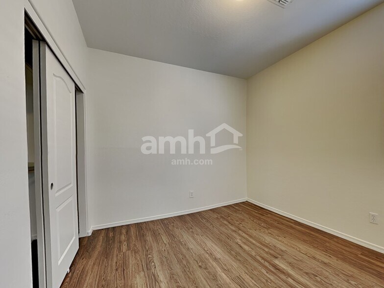 Building Photo - 12751 W Glenrosa Dr