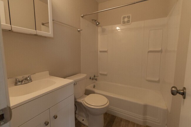 Building Photo - 1027 Southpark Dr