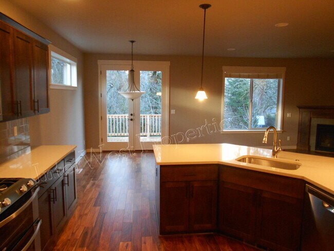 Building Photo - 3+ BED 2.5BA TIGARD HOME WITH DEN, SOAKER ...
