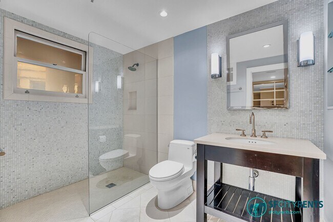 Building Photo - Pacific Heights: Remodeled Bi-Level Condo w/ Private Yard & Garage near Alta Vista Park