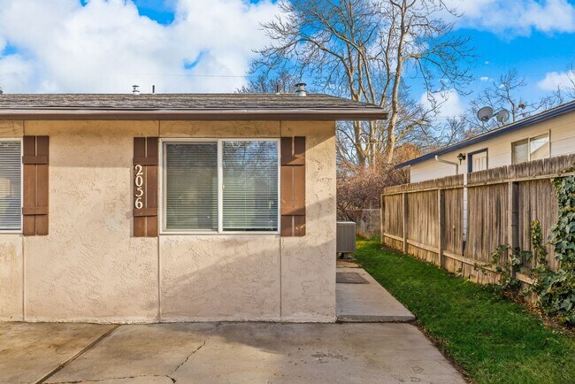Building Photo - Charming townhome centrally located with great access to the Greenbelt and BSU!