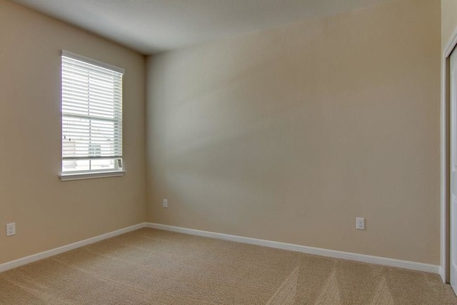 Building Photo - 2880 Donnell Dr