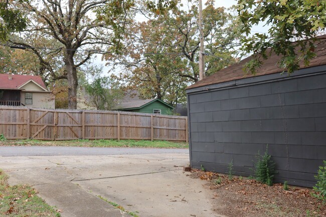 Building Photo - 326 N Summit St