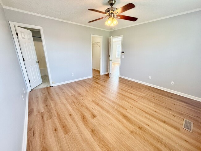 Building Photo - 3 Bed 2 Bath home with pool and lawncare included for $1825!!!