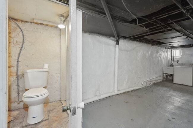 Building Photo - 3 Bedroom, 1.5 bath townhome