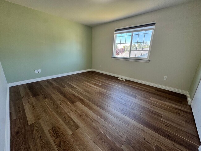 Building Photo - Fully updated 3 bed/2.5 bath home