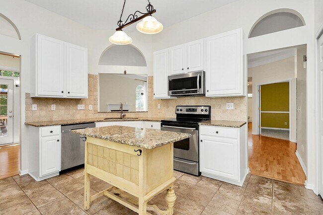 Building Photo - Beautiful 4/3 Home for Rent