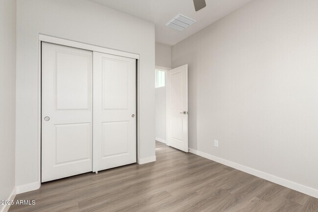 Building Photo - 1531 W Sierra Vista Dr