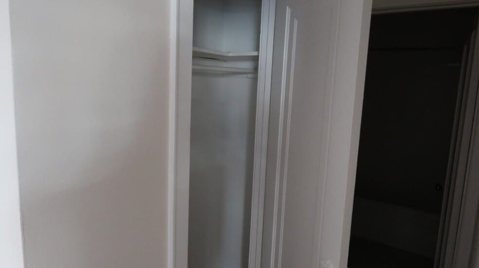 Building Photo - 1209 W Sherwin Ave