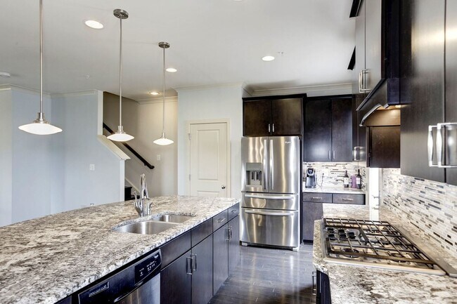 Building Photo - 3 Bed 4.5 Bath - Silver Spring Townhouse i...