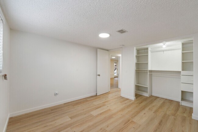 Building Photo - Spacious 5 Bedroom with Huge yard and 3 fireplaces