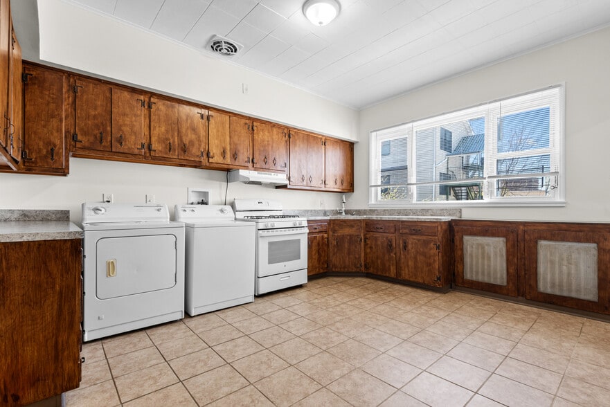 Building Photo - 711 6th St